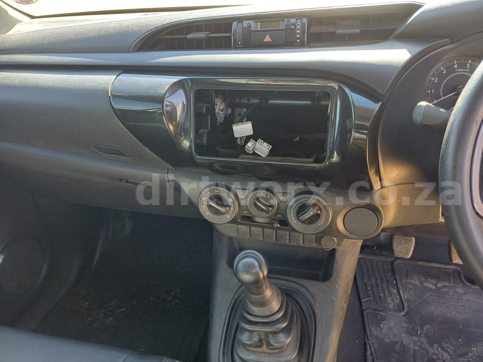 2022 Toyota Hilux 2.0 VVTi Single Cab Bakkie - Image 13