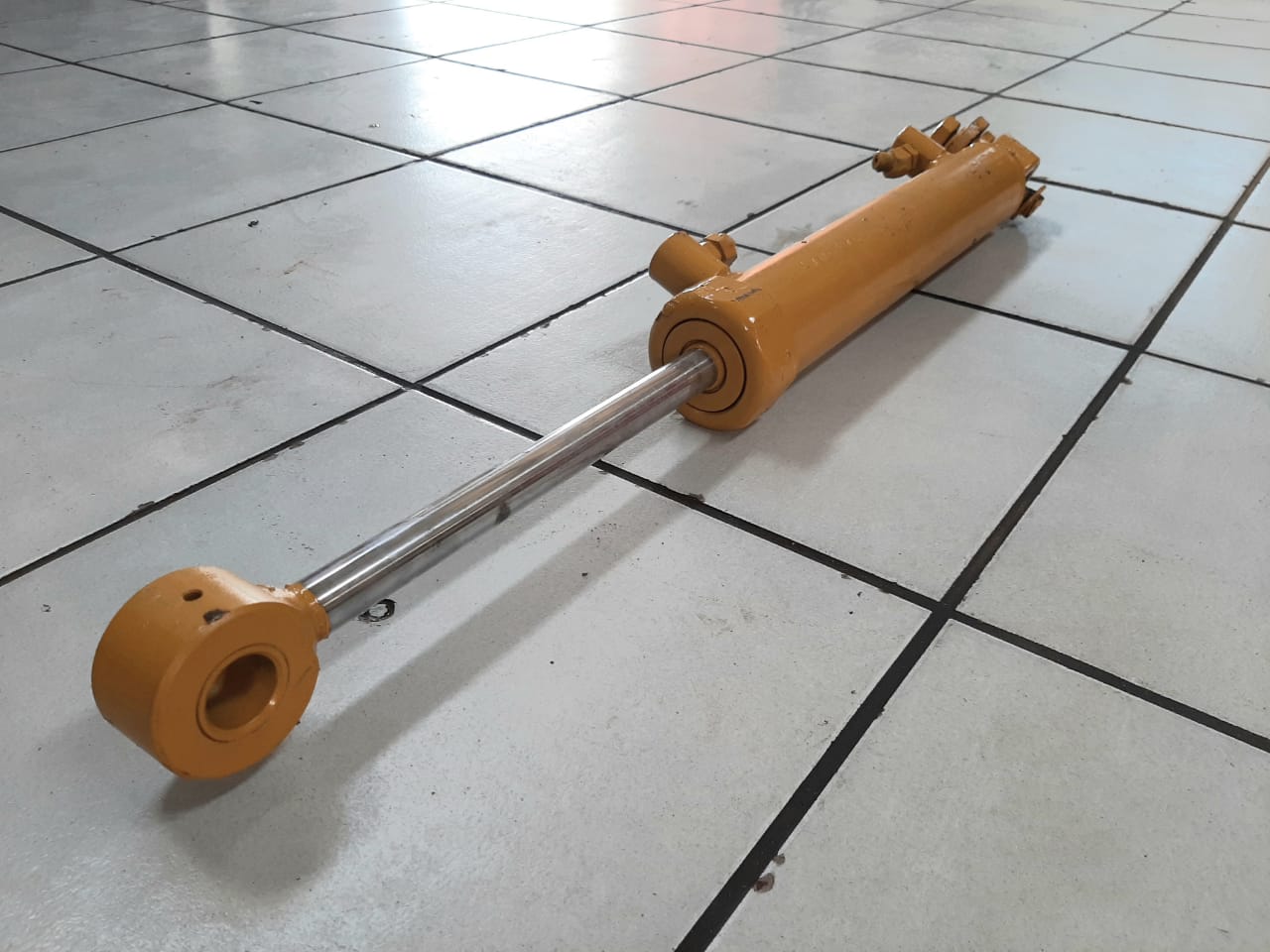 Bell B20D Steering Cylinder - Image 4