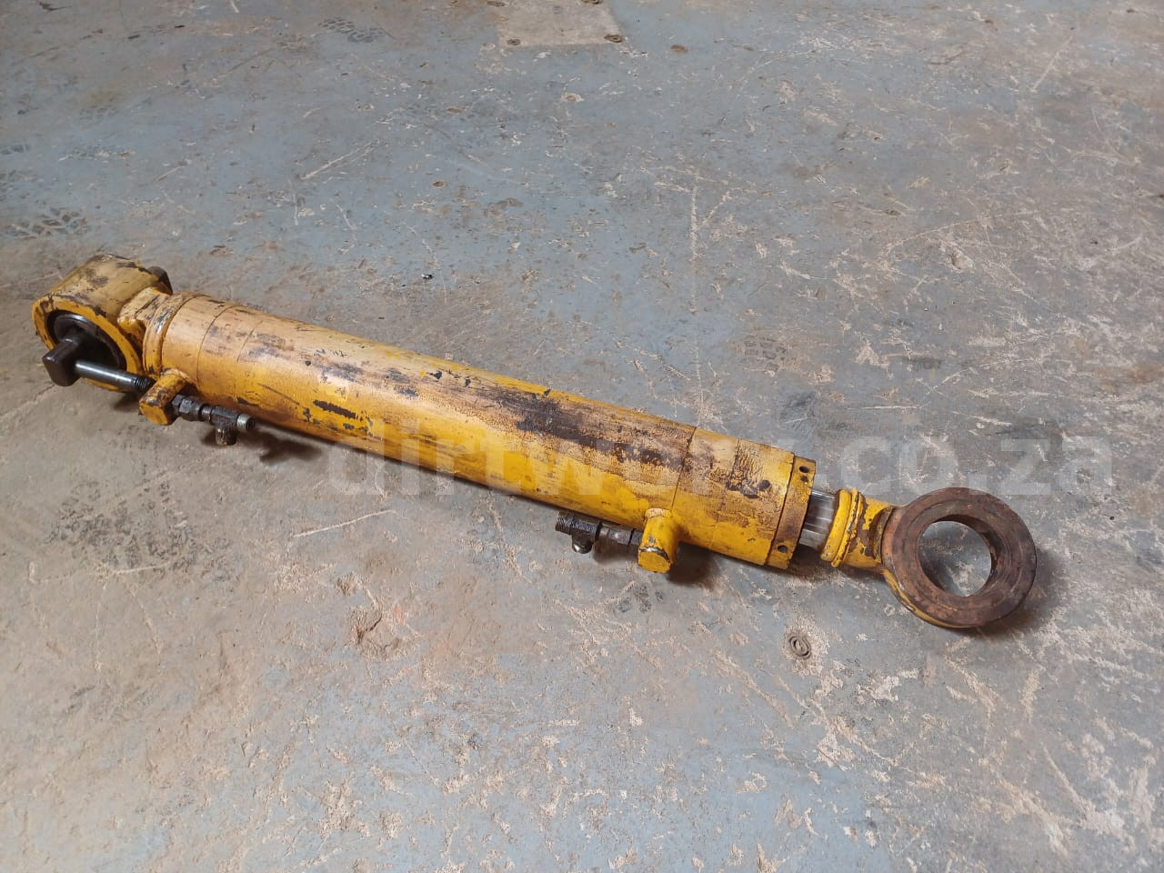 Bell B20B Hydraulic Double Acting Cylinder CIR 400mm x L 900mm