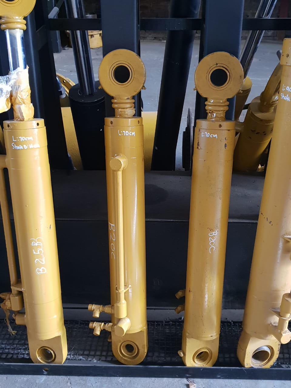Bell B20C Hydraulic Cylinders