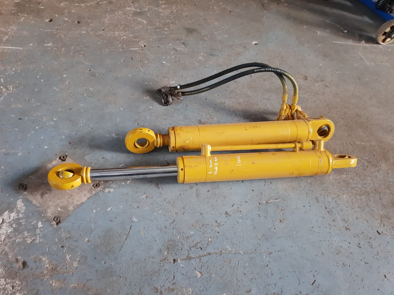 Bell L1706C Hydraulic Lift Cylinder - Image 3