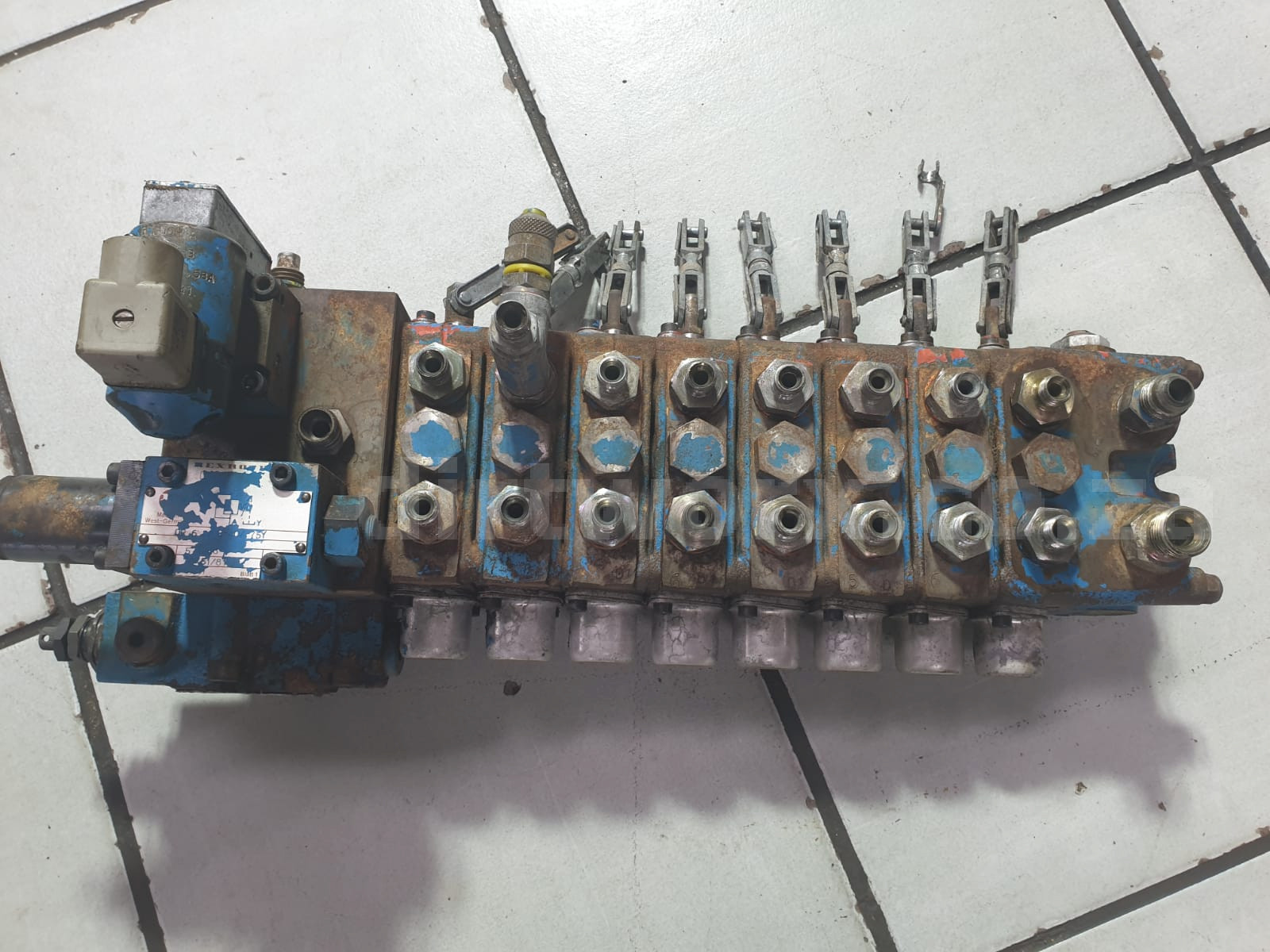 Rexroth 8 Spool Hydraulic Directional Control Valve - Image 7