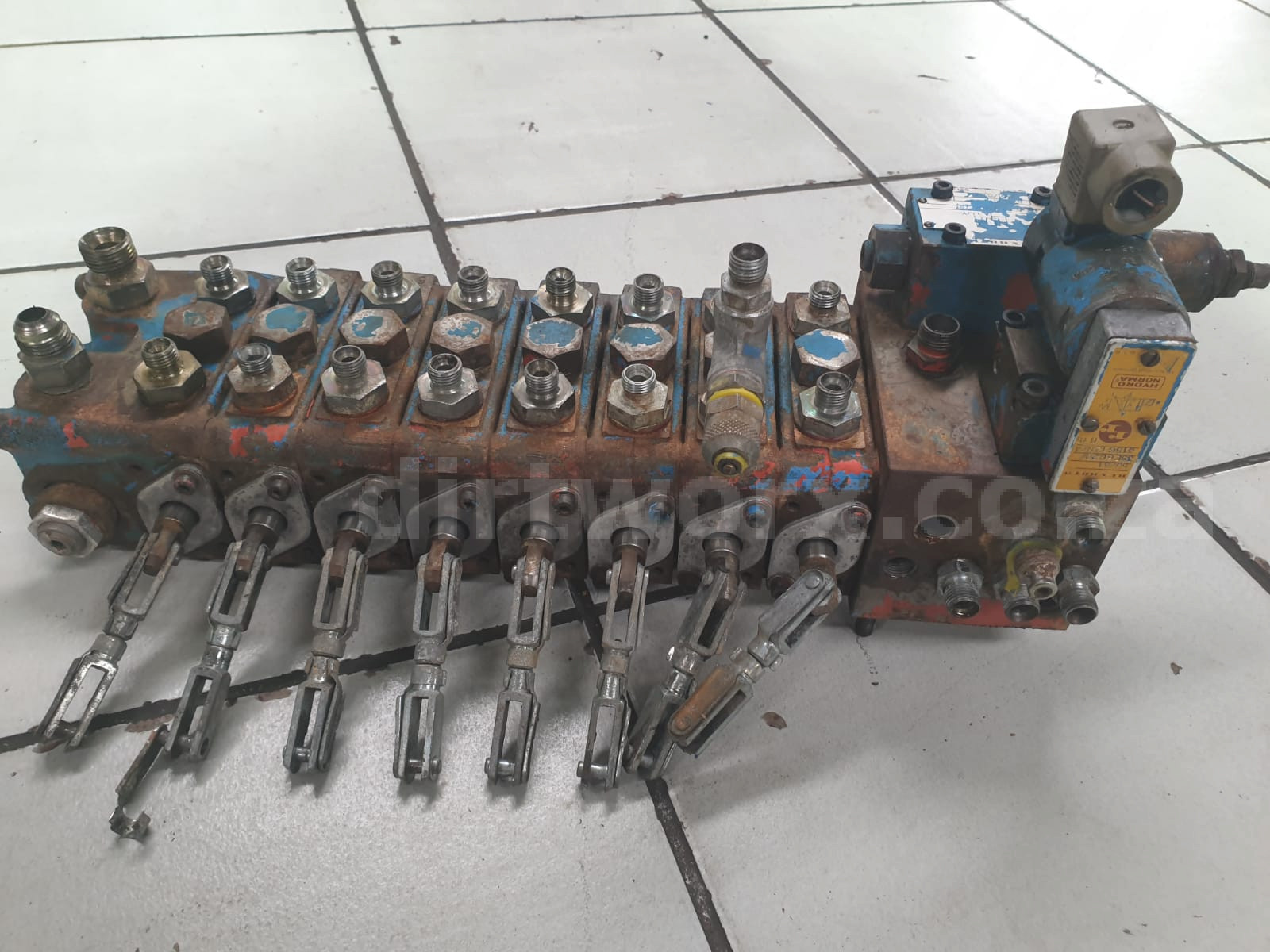 Rexroth 8 Spool Hydraulic Directional Control Valve - Image 4