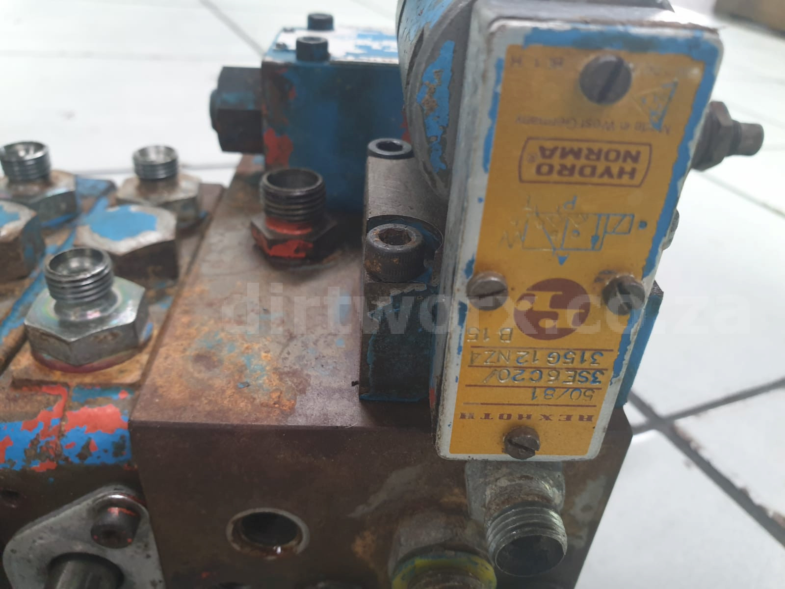 Rexroth 8 Spool Hydraulic Directional Control Valve - Image 3