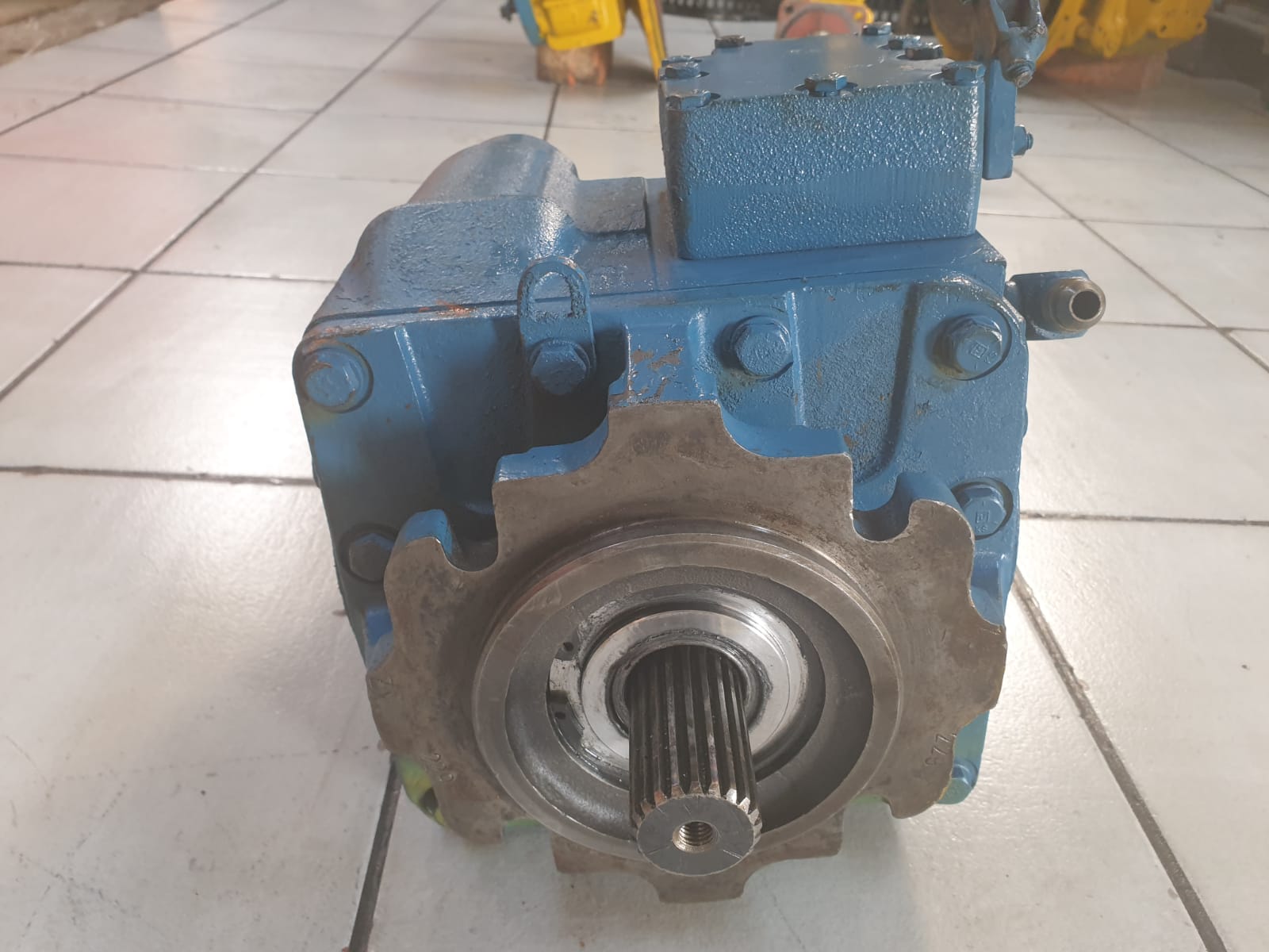 Sundstrand Sauer Danfoss Hydrostatic Variable Axial Piston Series 22 Pump - Image 2
