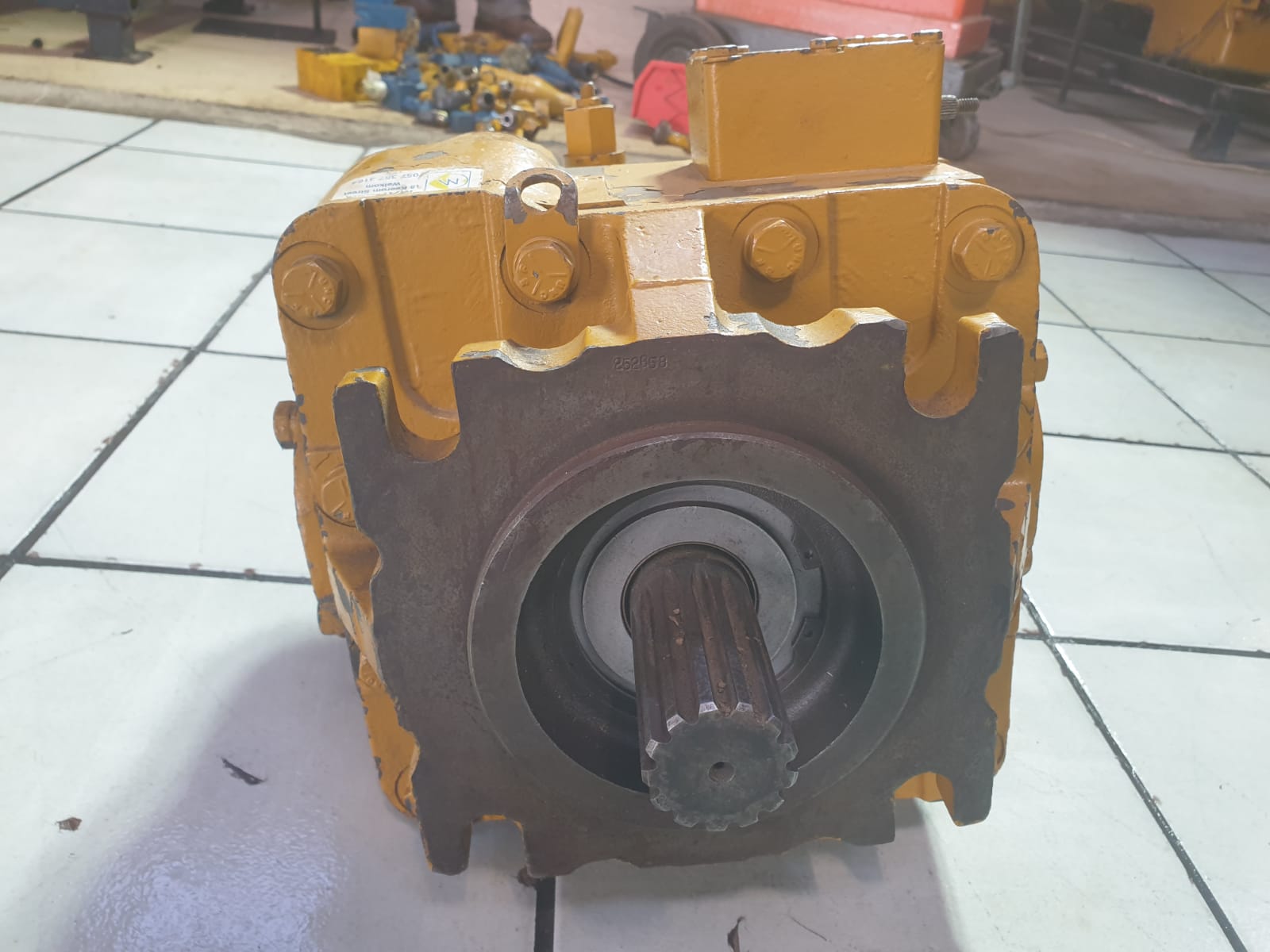 Sundstrand Sauer Danfoss Hydrostatic Variable Axial Piston Series 24 Pump - Image 2