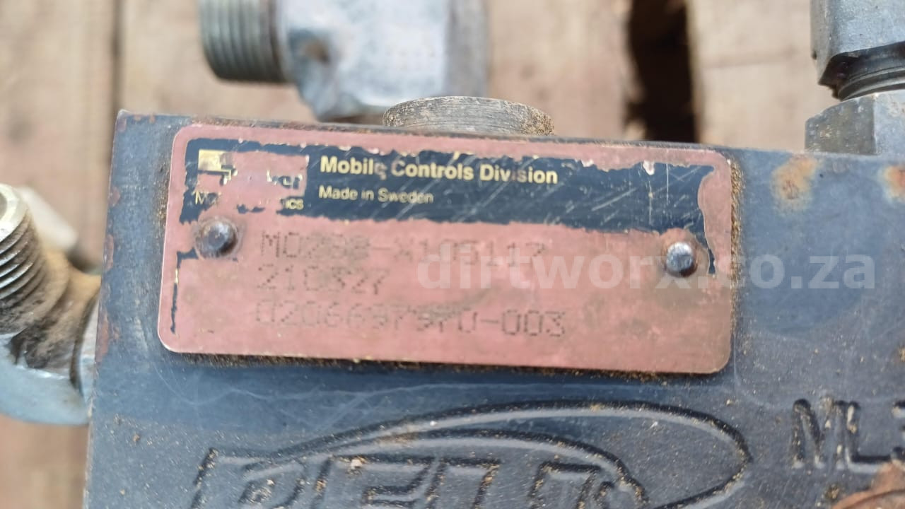 Bell B20D Hydraulic Directional Control Valve - Image 2