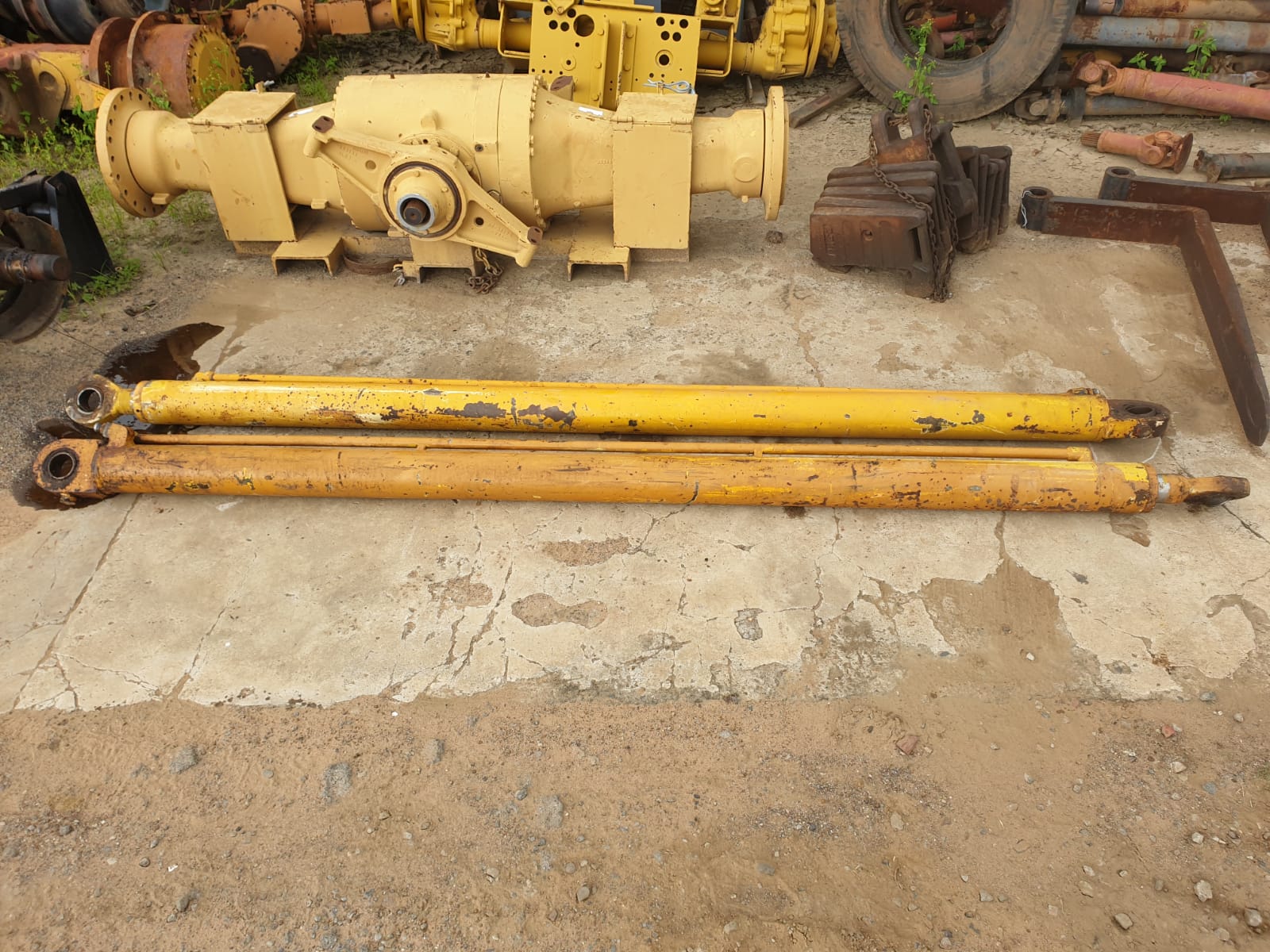 Bell B20B Tipping Cylinder