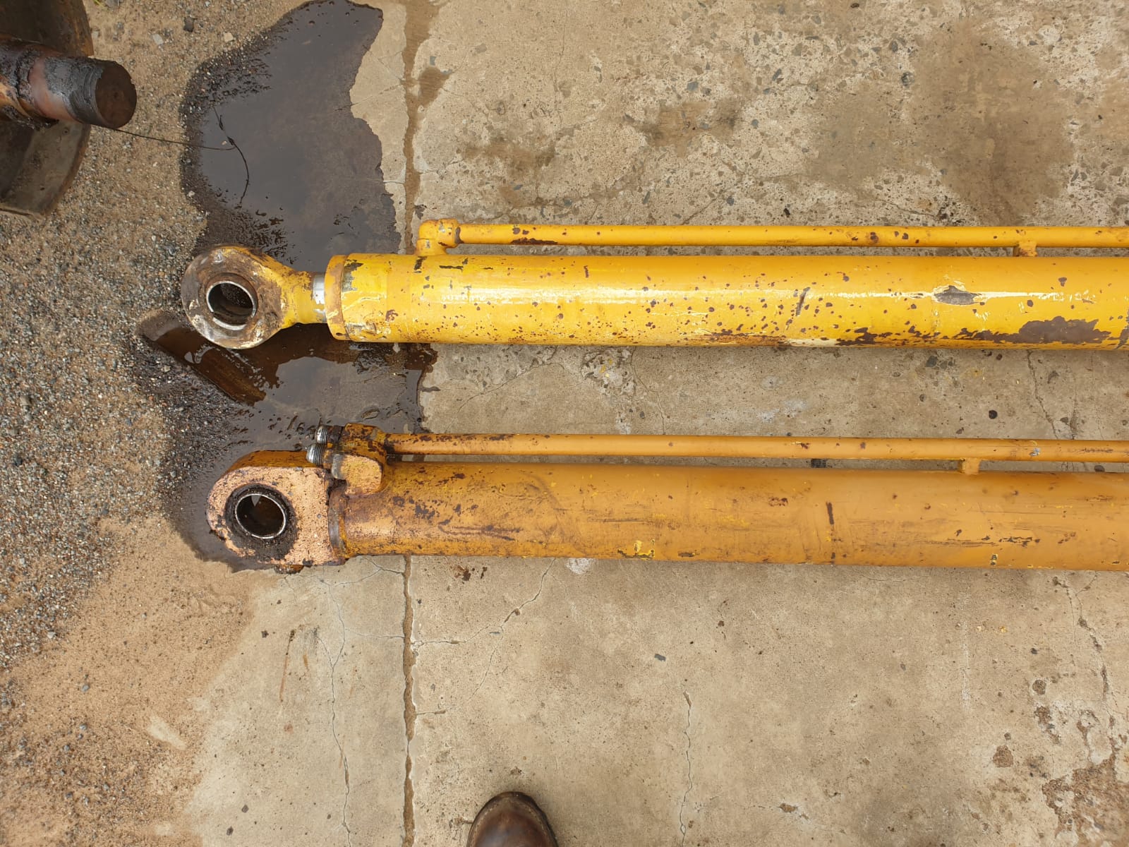 Bell B20B Tipping Cylinder - Image 2