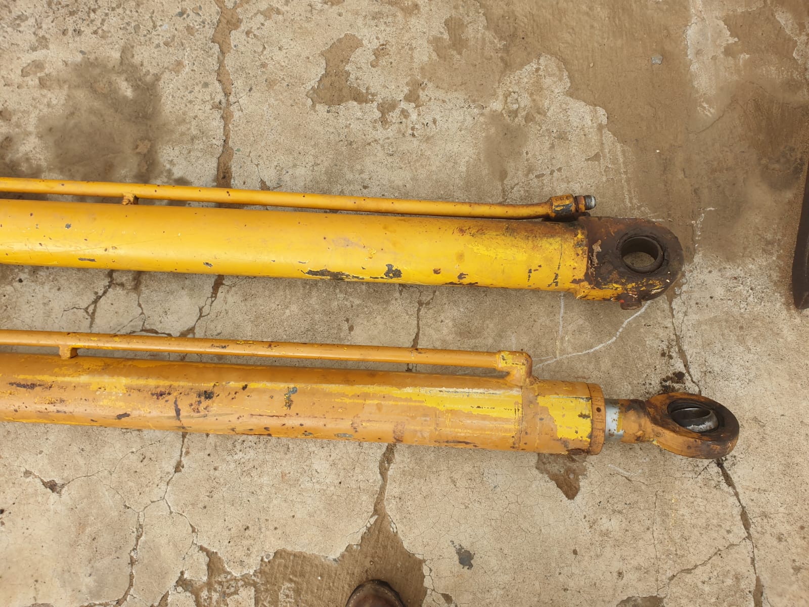 Bell B20B Tipping Cylinder - Image 3