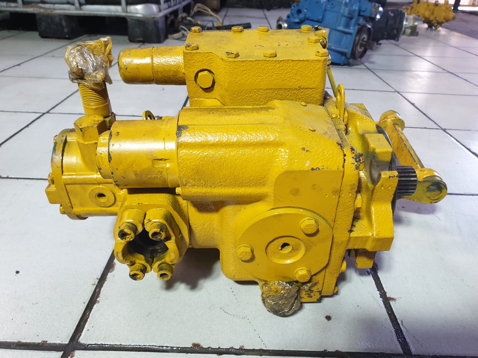 Sundstrand Sauer Danfoss Hydrostatic Variable Axle Piston Series 20 Pump - Image 2