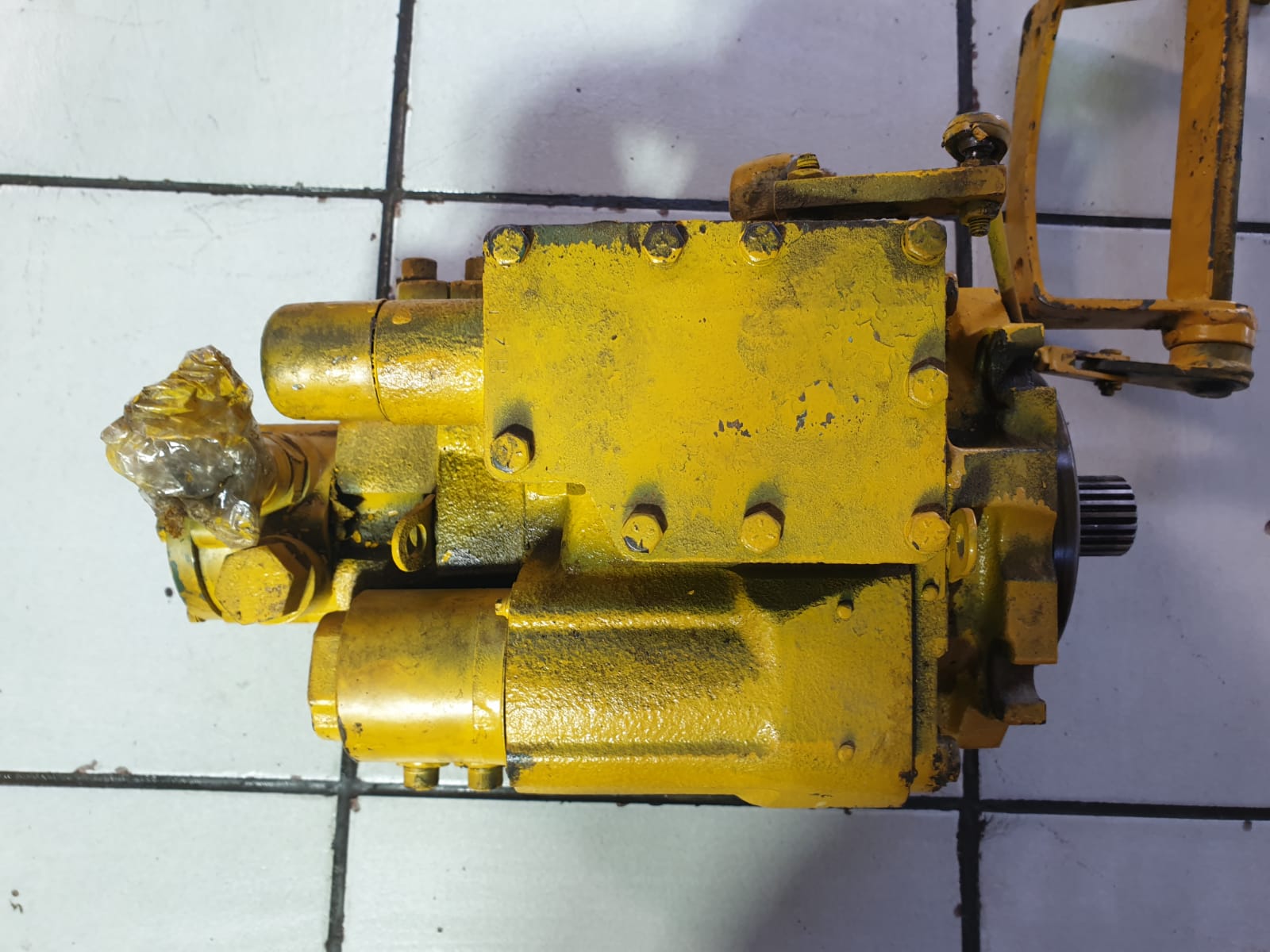 Sundstrand Sauer Danfoss Hydrostatic Variable Axle Piston Series 20 Pump - Image 3