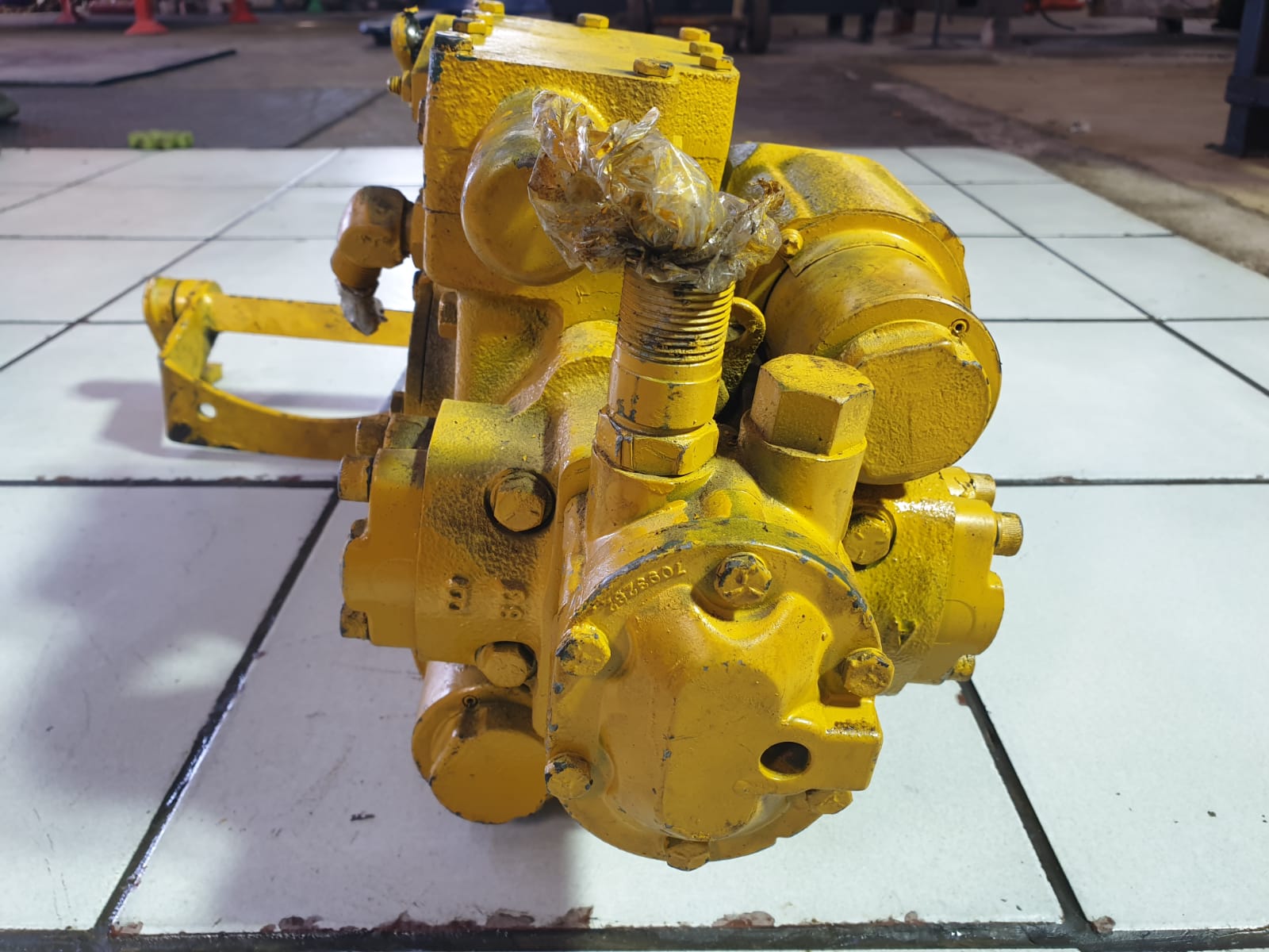 Sundstrand Sauer Danfoss Hydrostatic Variable Axle Piston Series 20 Pump - Image 4