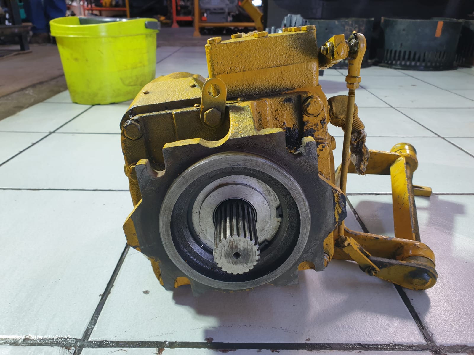 Sundstrand Sauer Danfoss Hydrostatic Variable Axle Piston Series 20 Pump - Image 6