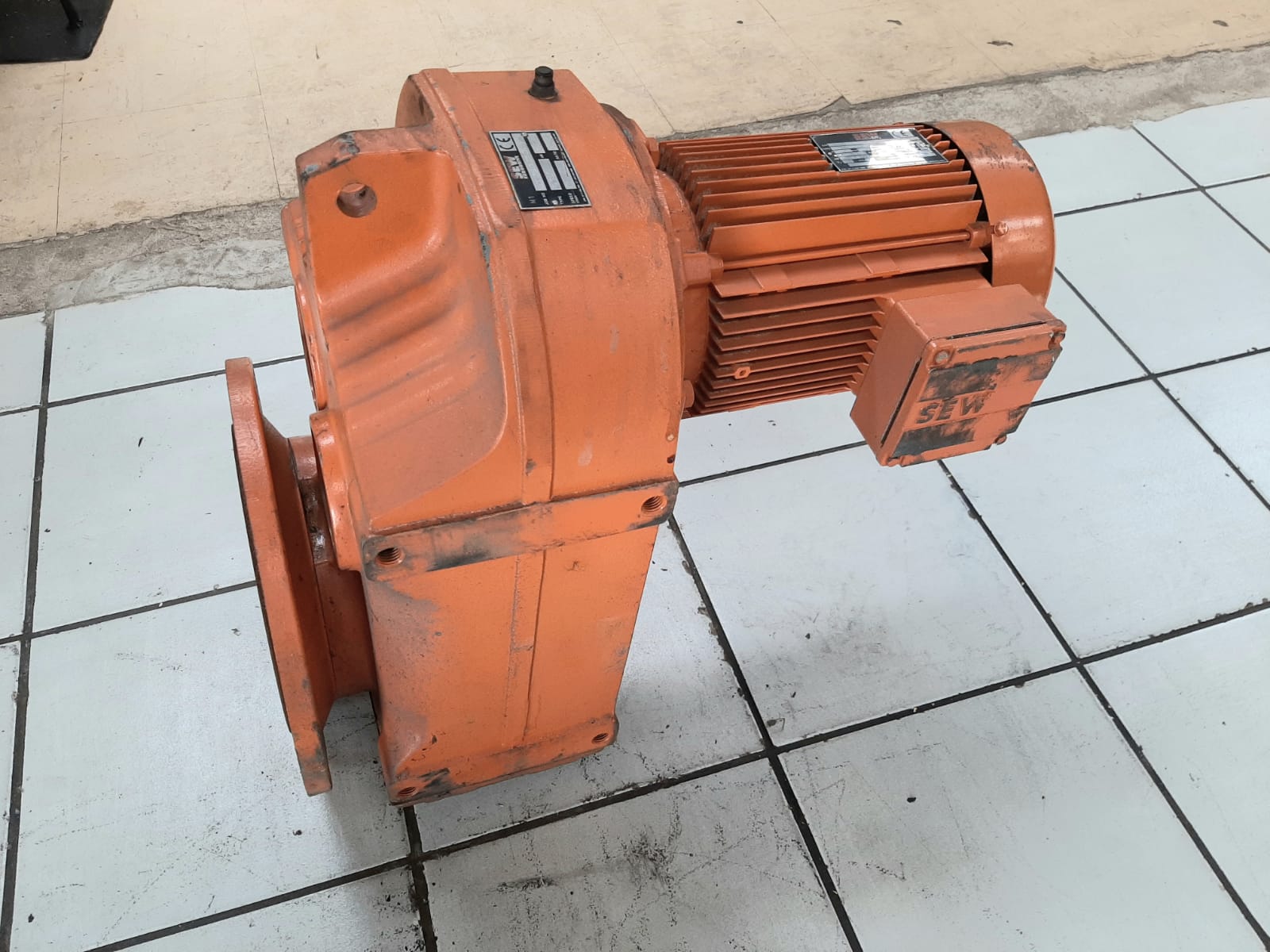 SEW Eurodrive Gear Motor 3kW Ratio 76.39:1 - Image 9