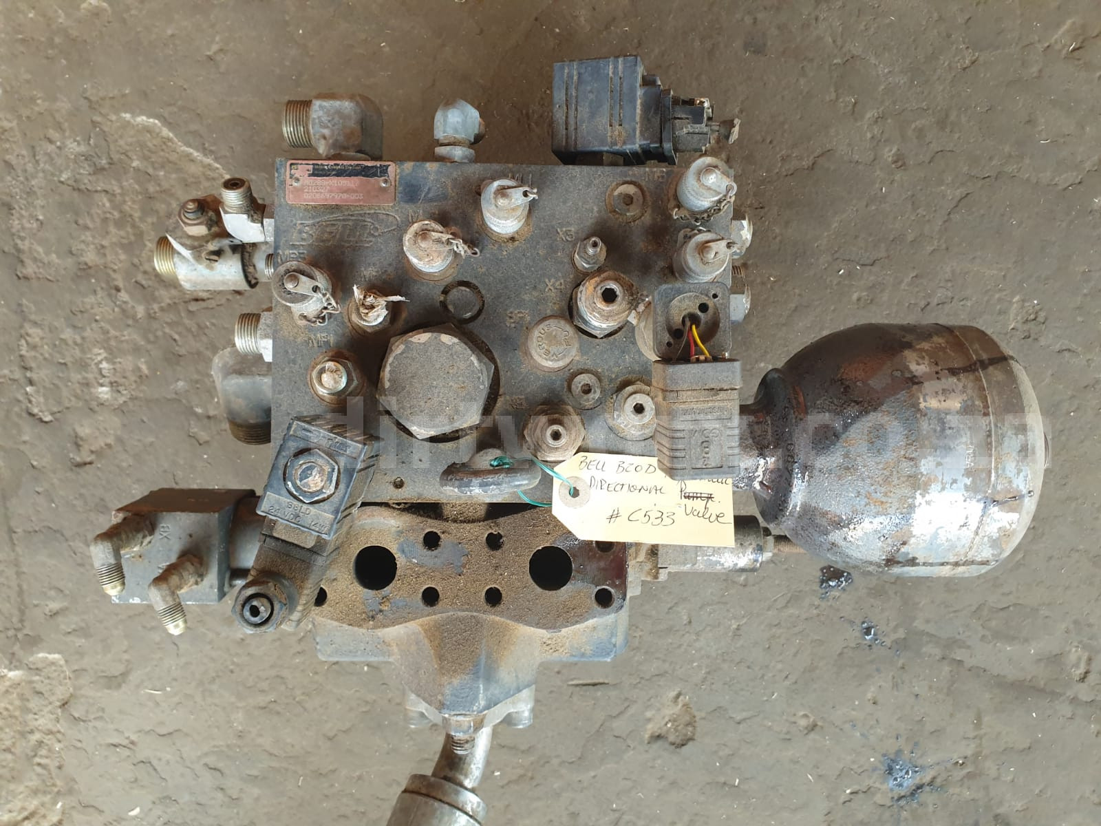 Bell B20D Hydraulic Directional Control Valve - Image 3