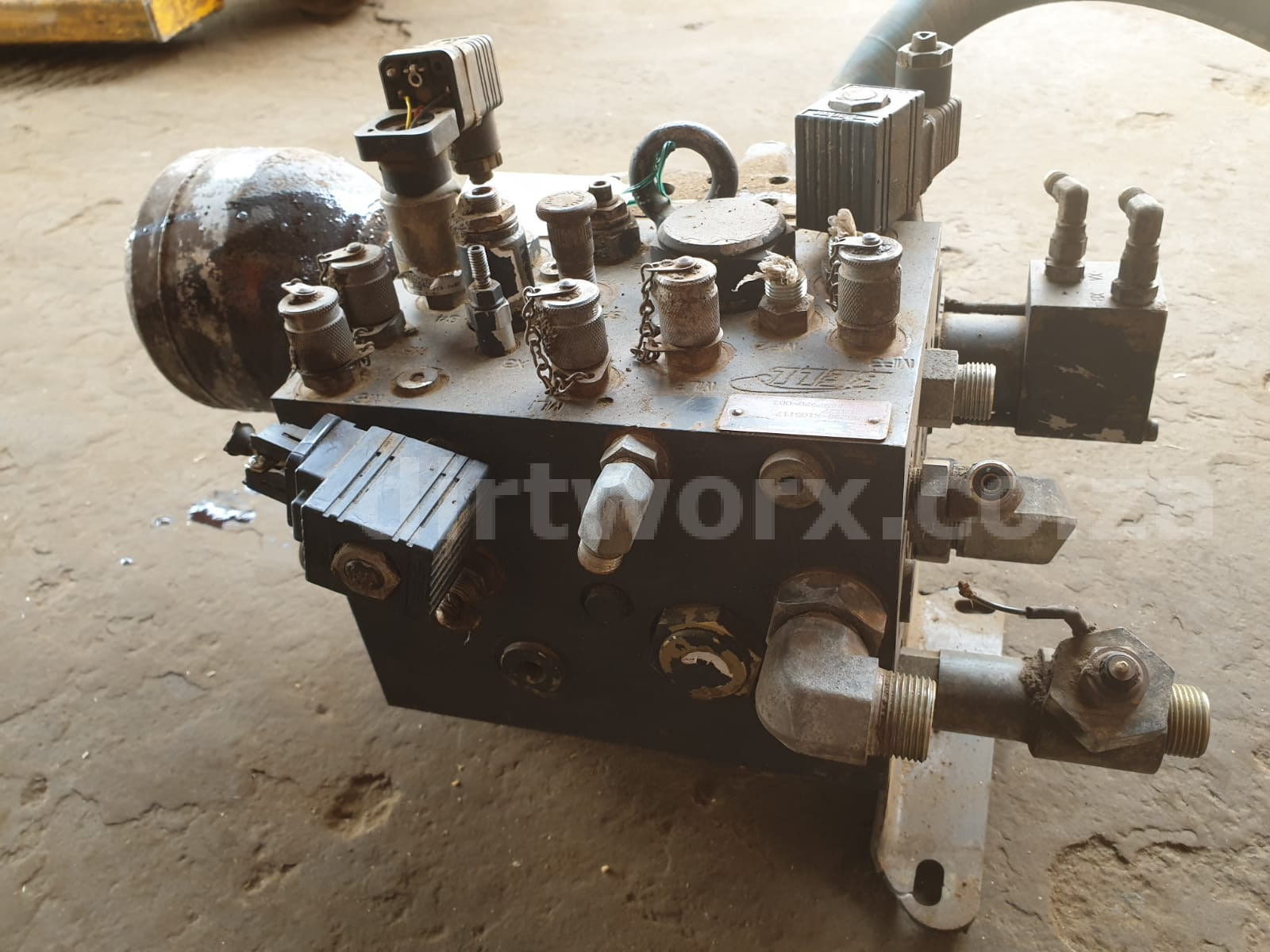 Bell B20D Hydraulic Directional Control Valve - Image 4