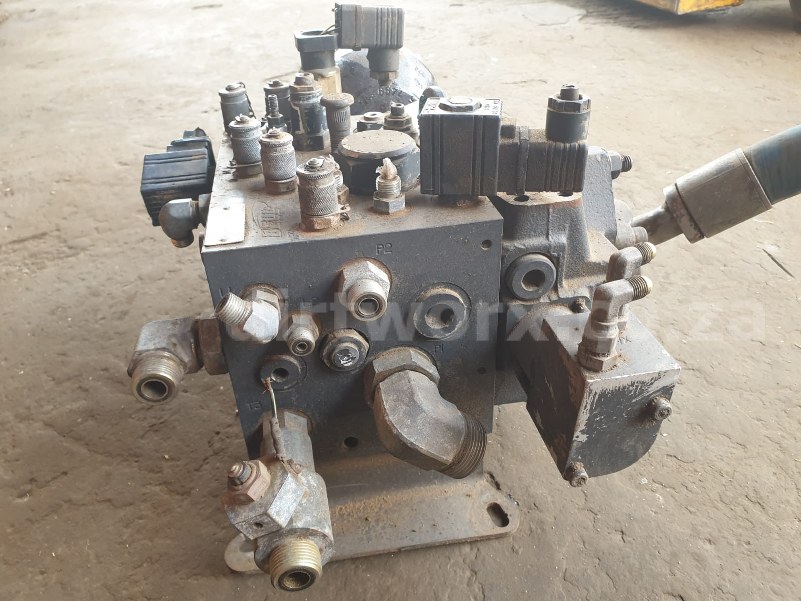 Bell B20D Hydraulic Directional Control Valve - Image 5