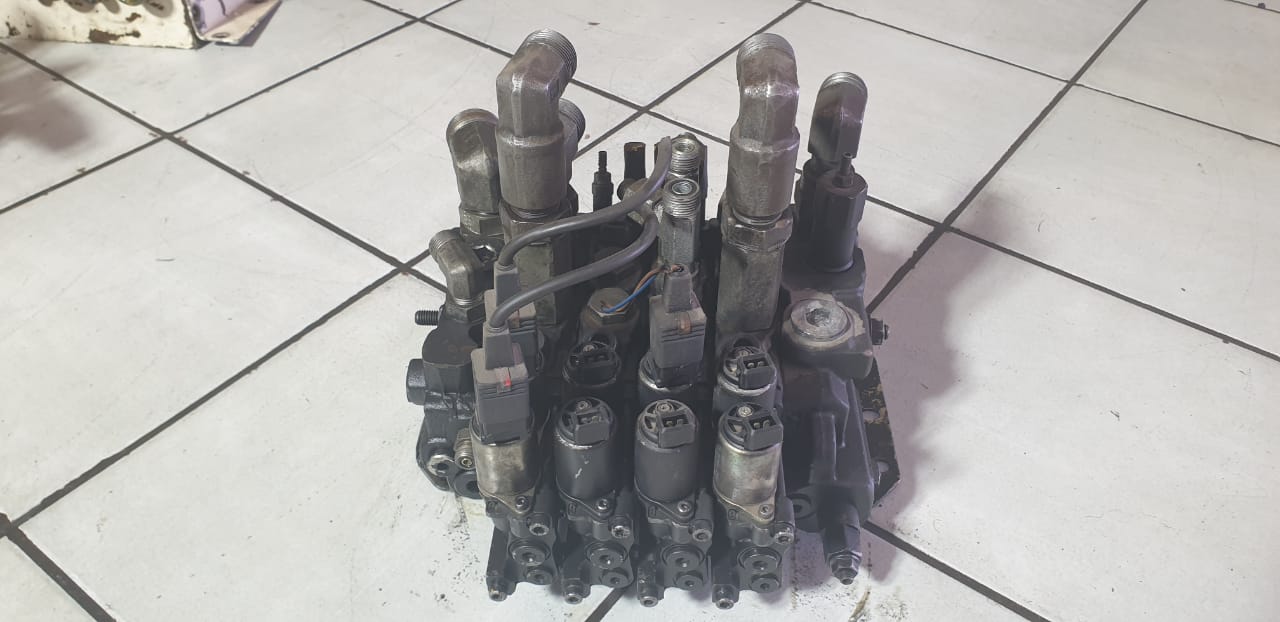 Parker Hydraulic Directional Control Valve Block - Image 3