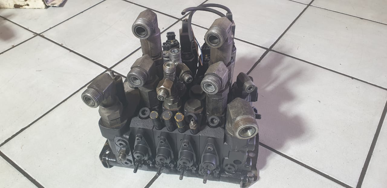 Parker Hydraulic Directional Control Valve Block - Image 5