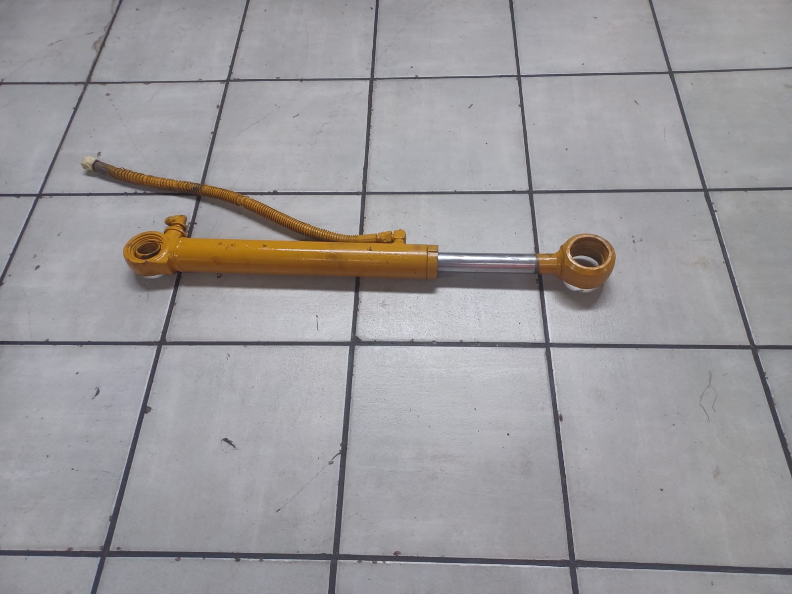 Bell L1706C Steering Cylinder - Image 2