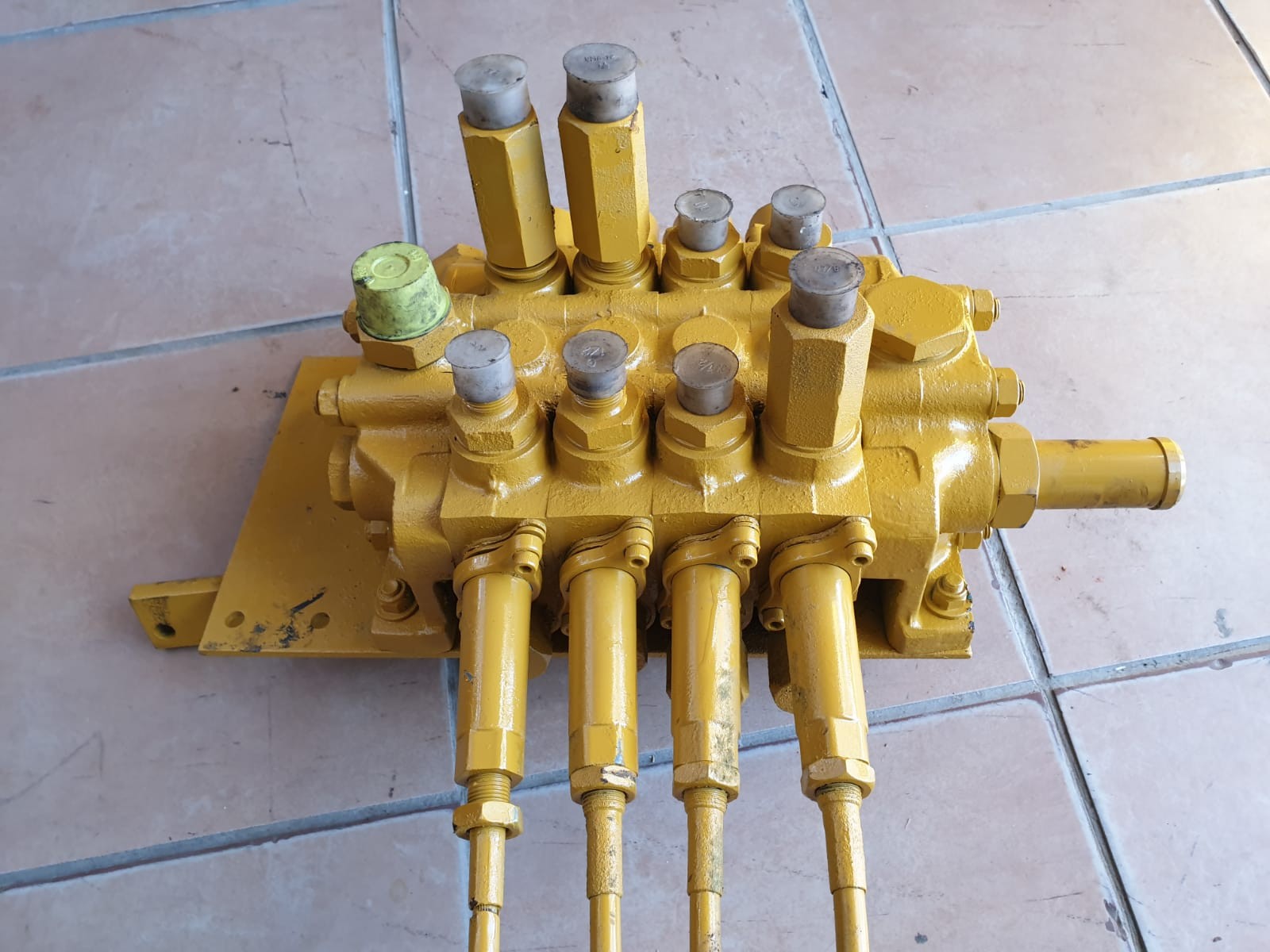 JCB 530 Telehandler Valve Bank - Image 2