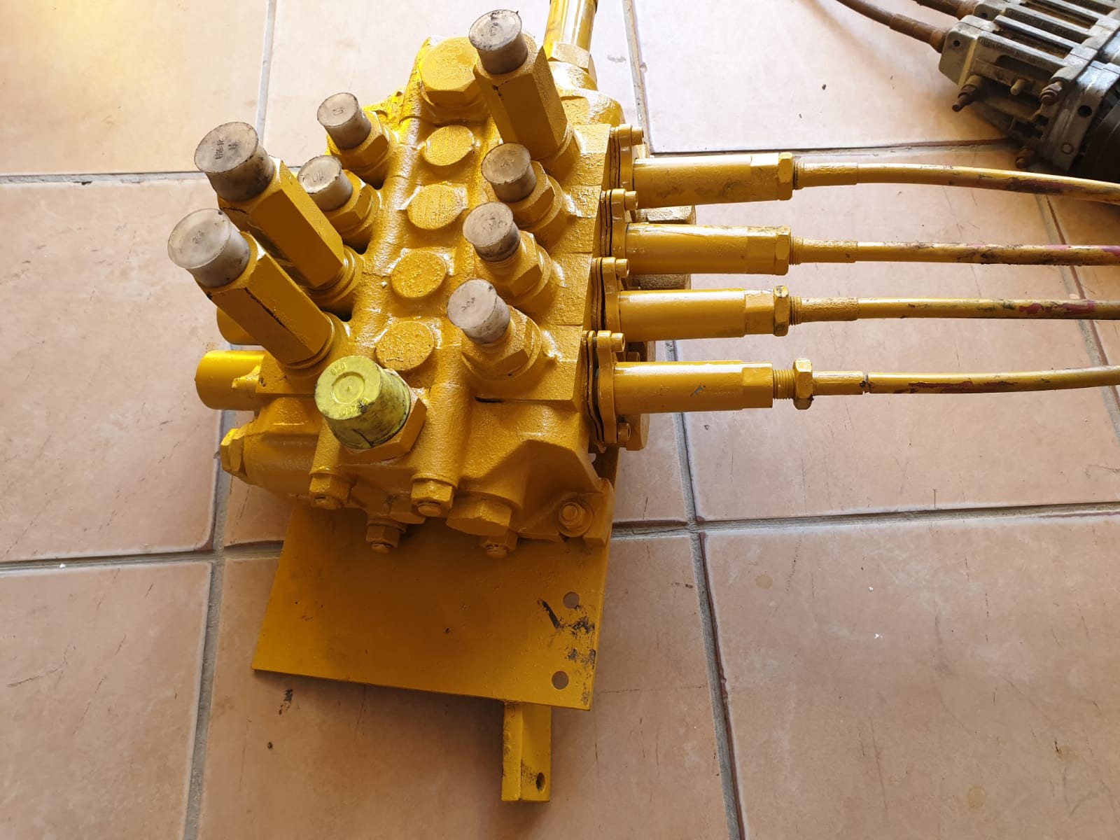 JCB 530 Telehandler Valve Bank - Image 3