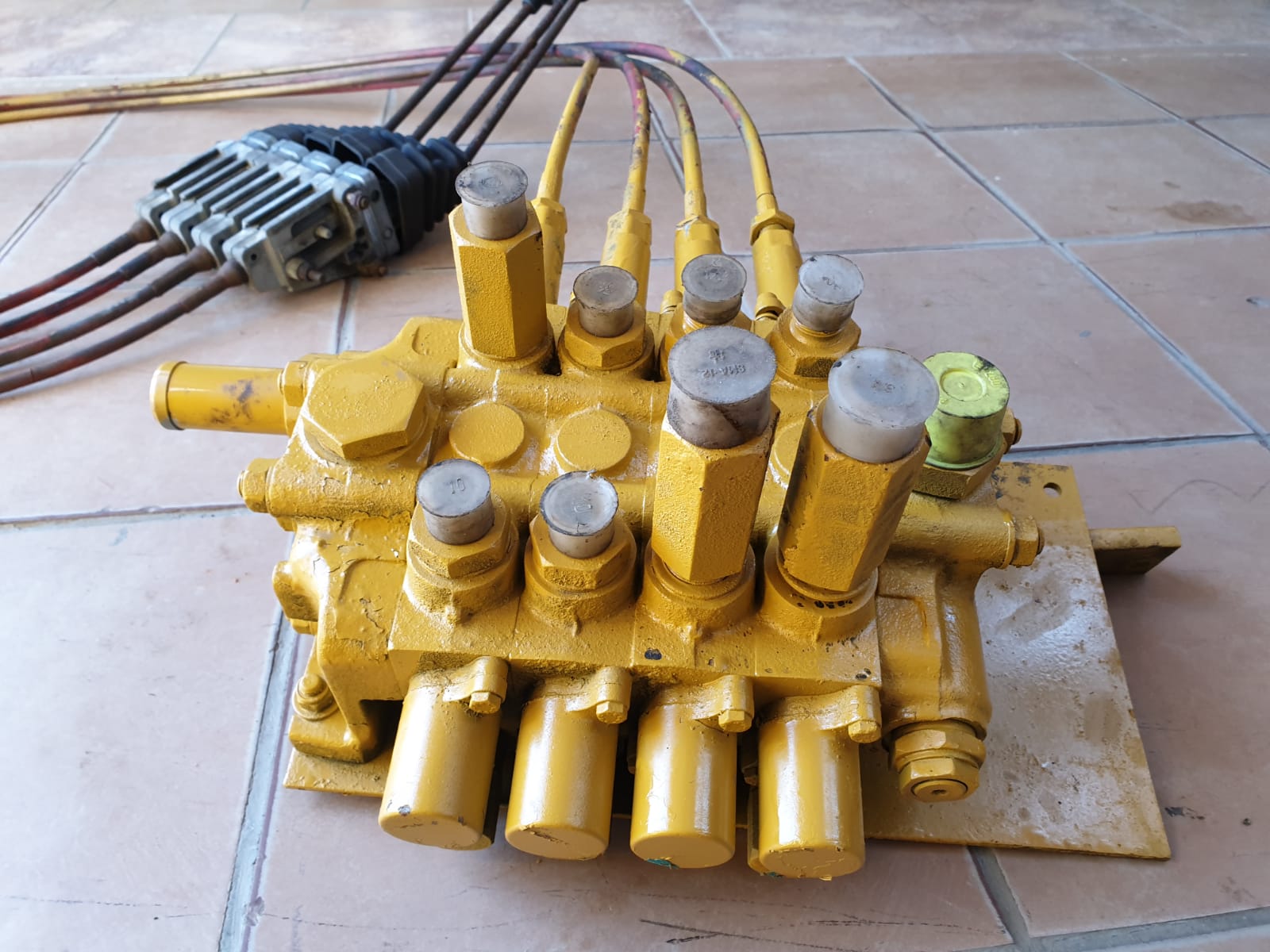 JCB 530 Telehandler Valve Bank - Image 4