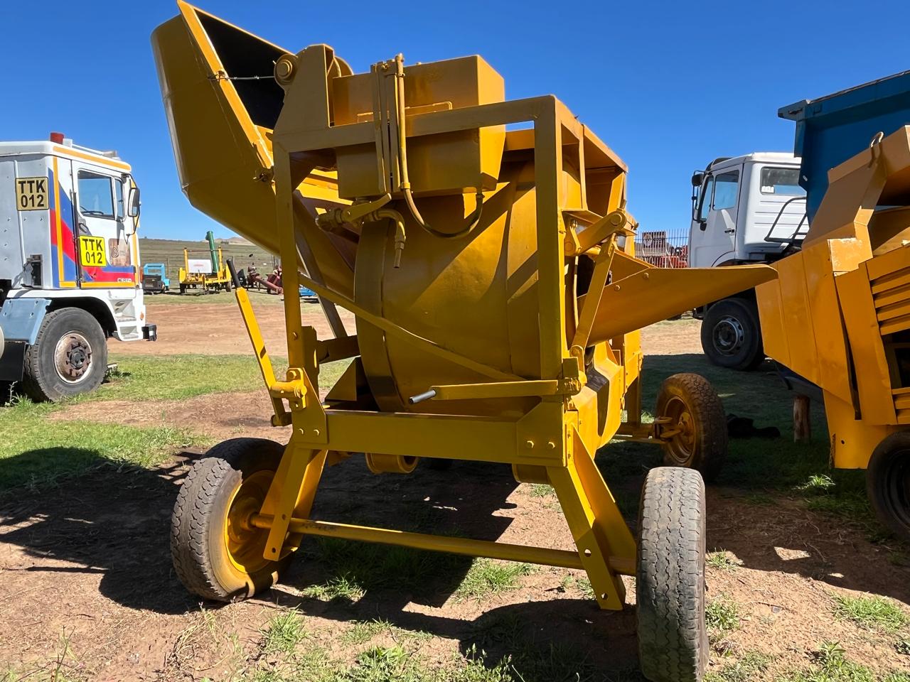 Self Loading Concrete Mixer - Image 4