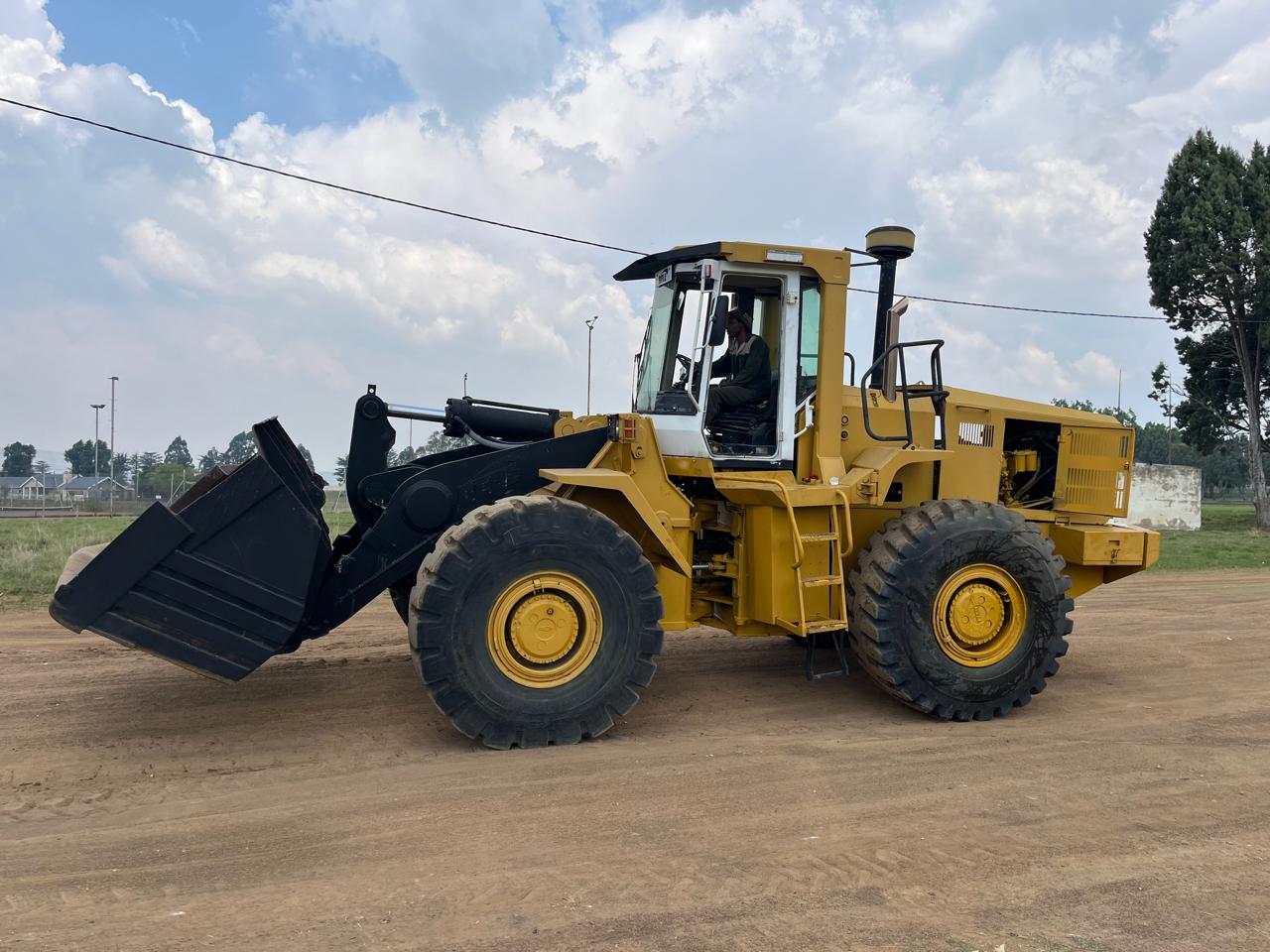 Bell L2208C Front End Loader - Image 2