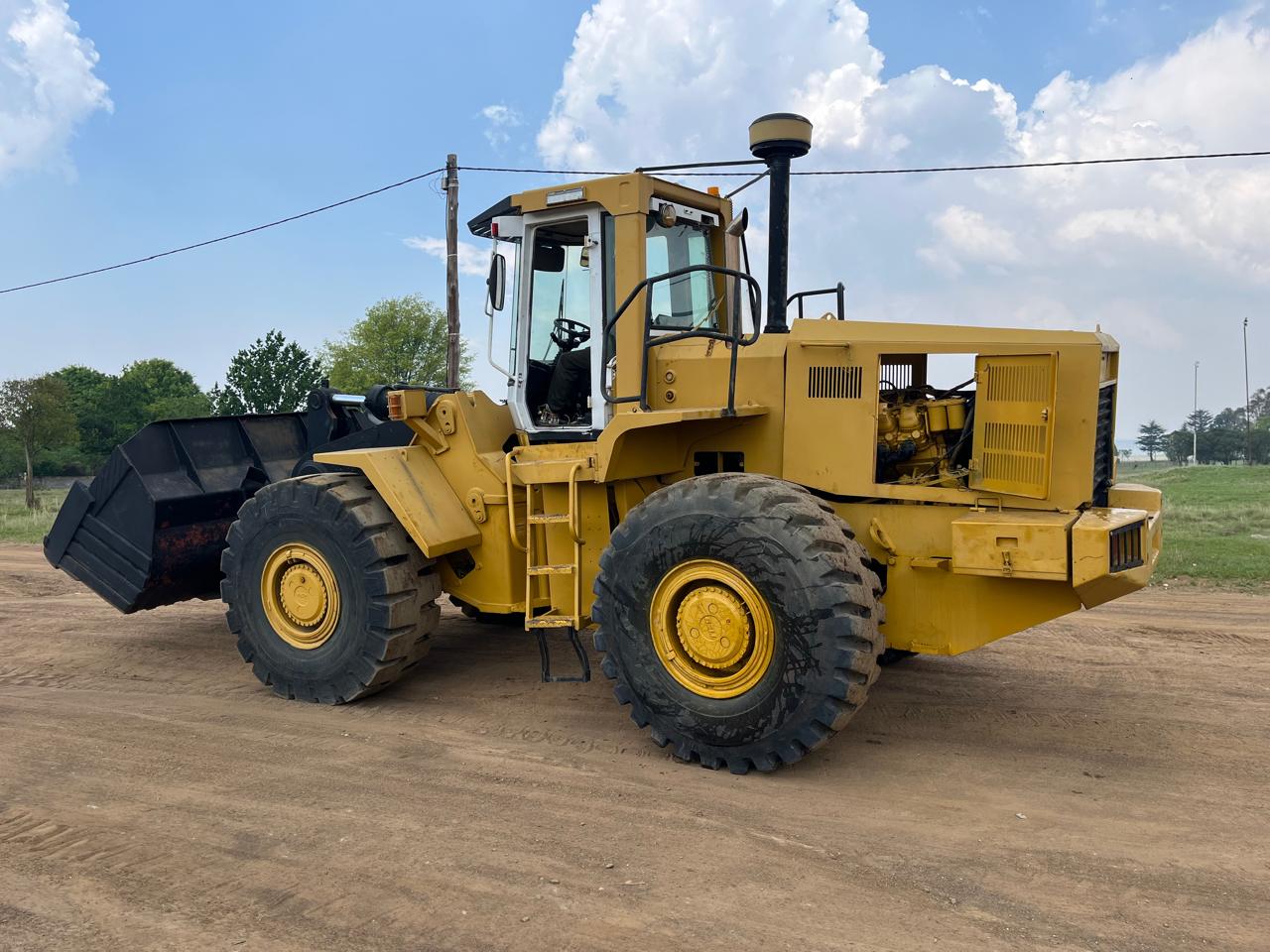 Bell L2208C Front End Loader - Image 3
