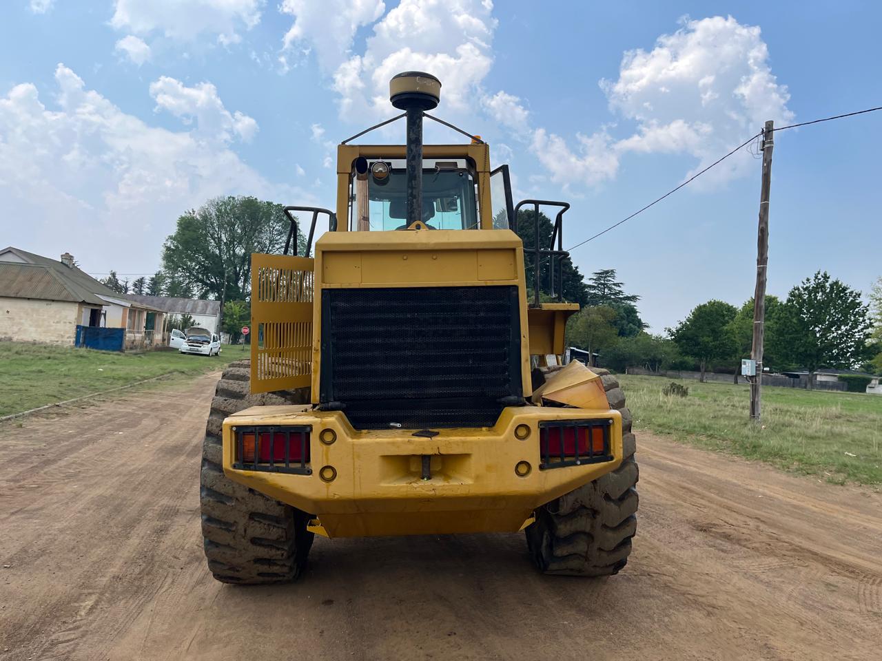 Bell L2208C Front End Loader - Image 5