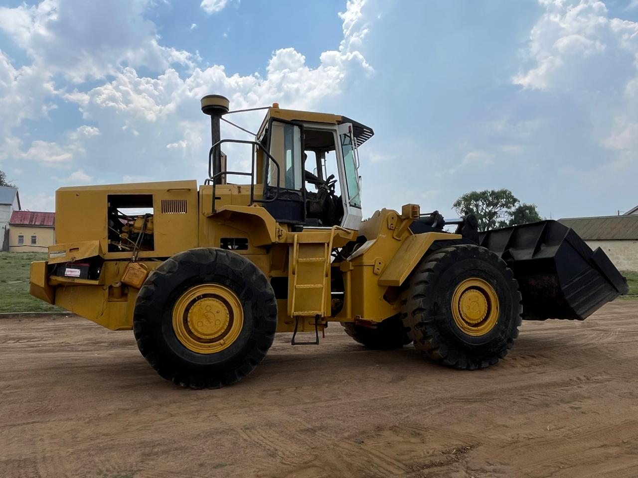 Bell L2208C Front End Loader - Image 7