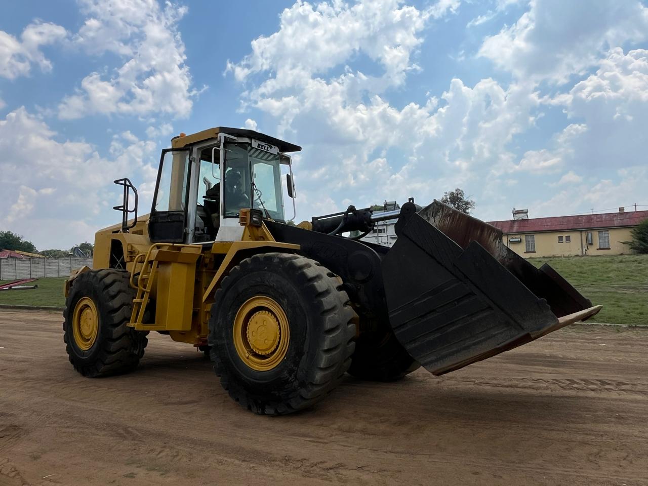 Bell L2208C Front End Loader - Image 8