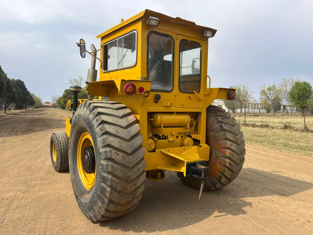 Bell 1756 Haulage Tow Tractor - Image 2
