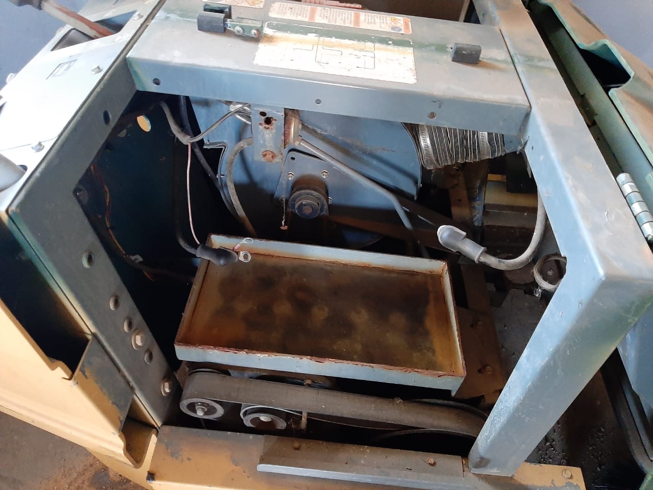 Tennant Industrial Floor Sweeper S10 - Image 8