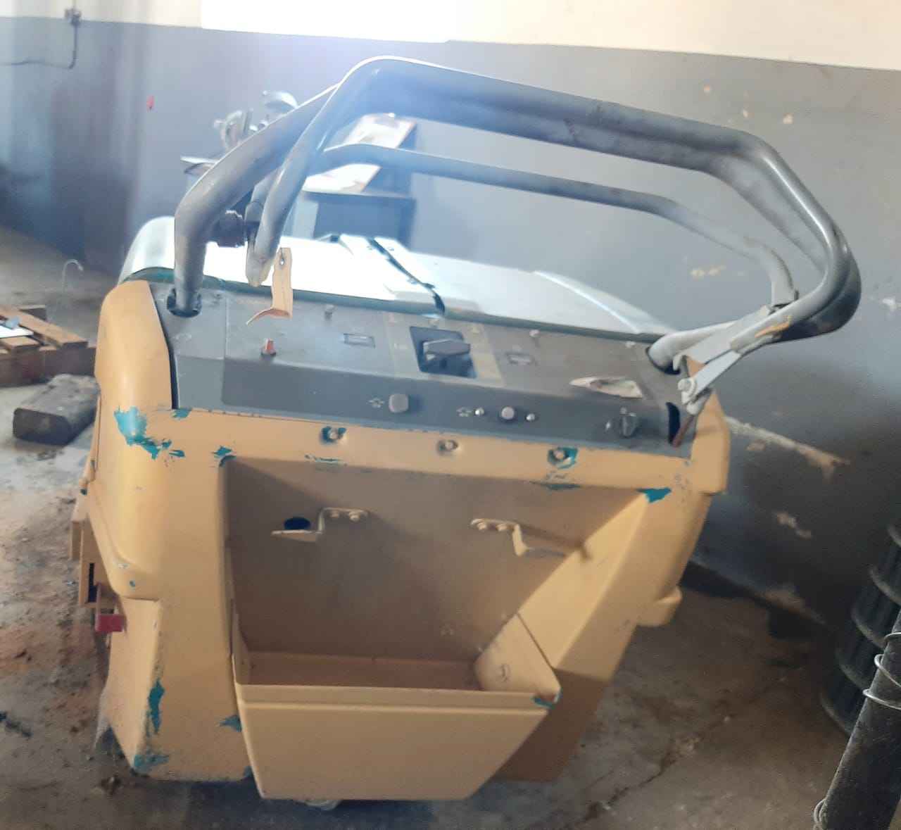 Tennant Industrial Floor Sweeper S10 - Image 2