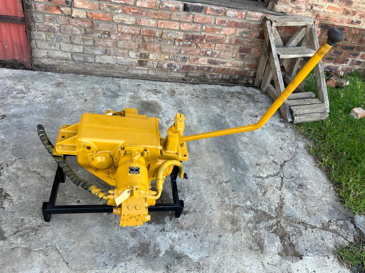 Komatsu JV100WA Roller Hydraulic Drive Motor - Image 3