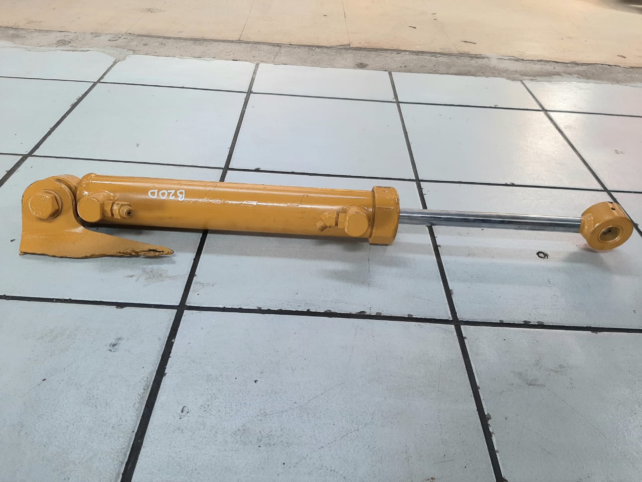 Bell B20D Steering Cylinder - Image 2