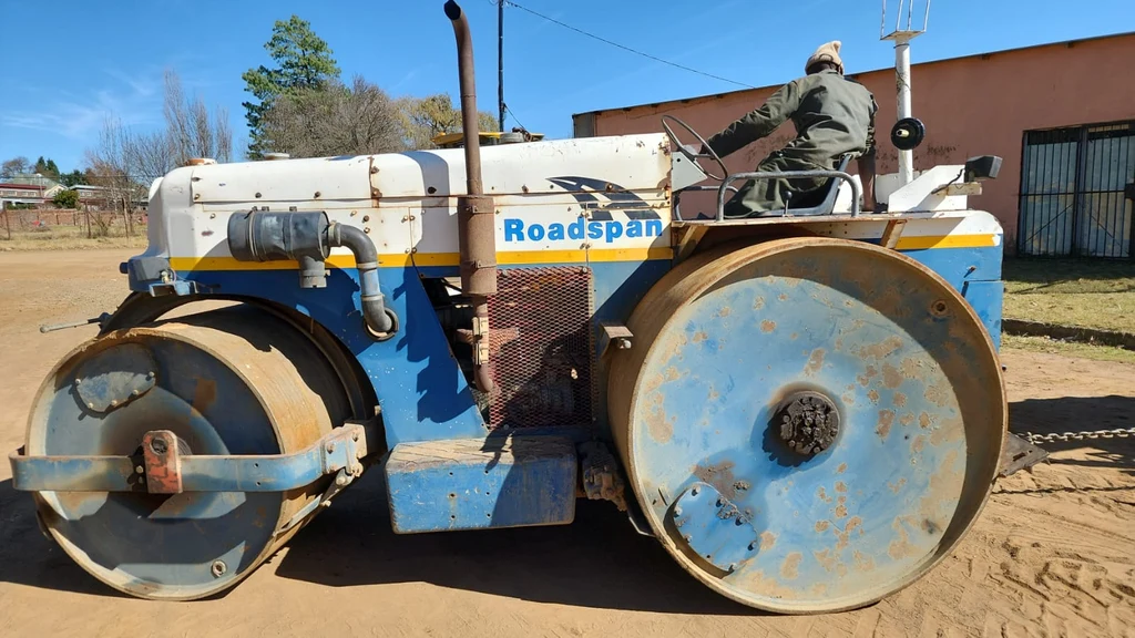 Smooth Drum Roller 15 Ton - Image 3