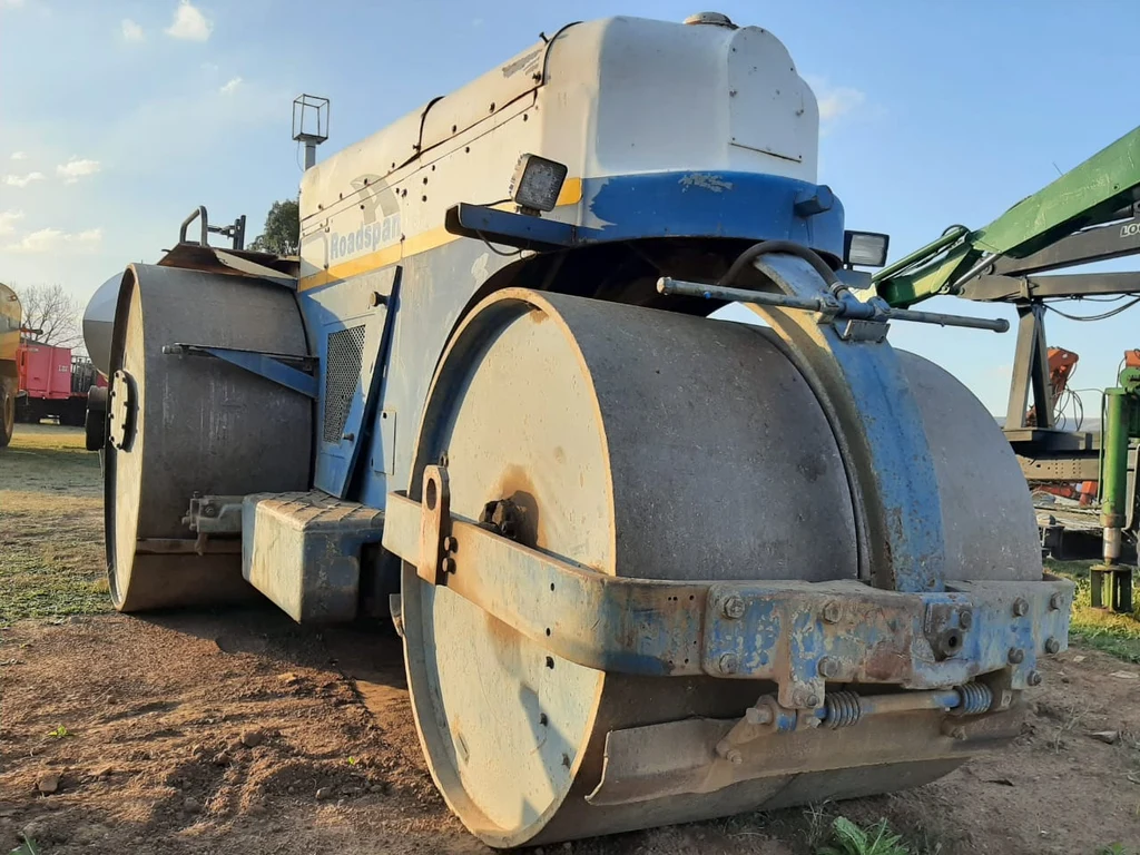 Smooth Drum Roller 15 Ton - Image 10