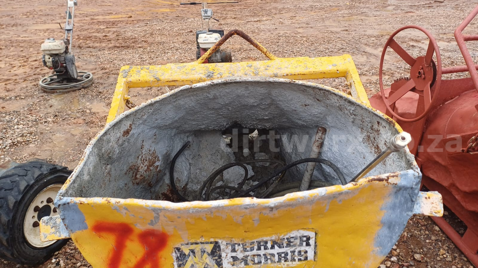Turner Morris Banana Concrete Bucket 400L - Image 3