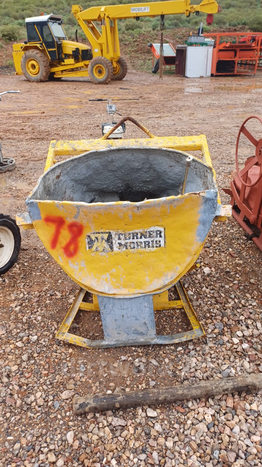 Turner Morris Banana Concrete Bucket 400L - Image 4