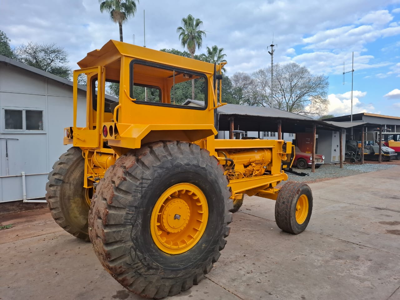Bell 1756 Haulage Tow Tractor - Image 4