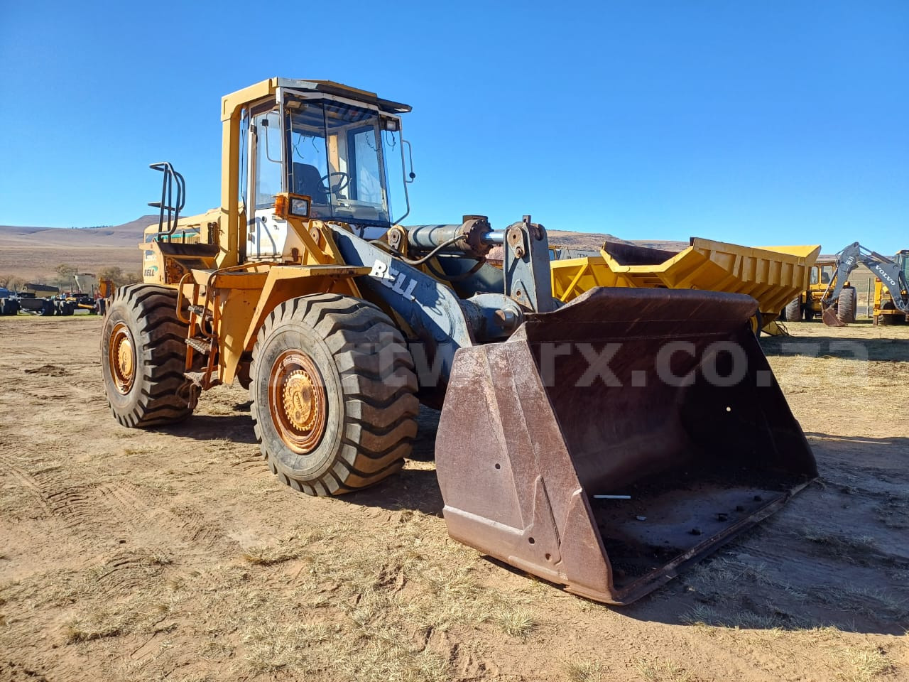 Bell L2208C Front End Loader - Image 4