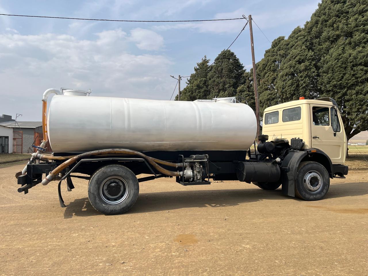 1996 Mercedes Benz Water Tanker Truck 9000L - Image 4