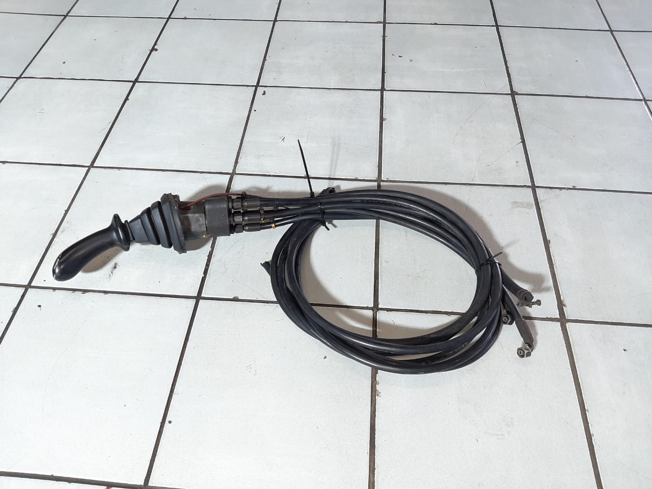 Joystick Control Unit 4TH6 E70 - Image 2