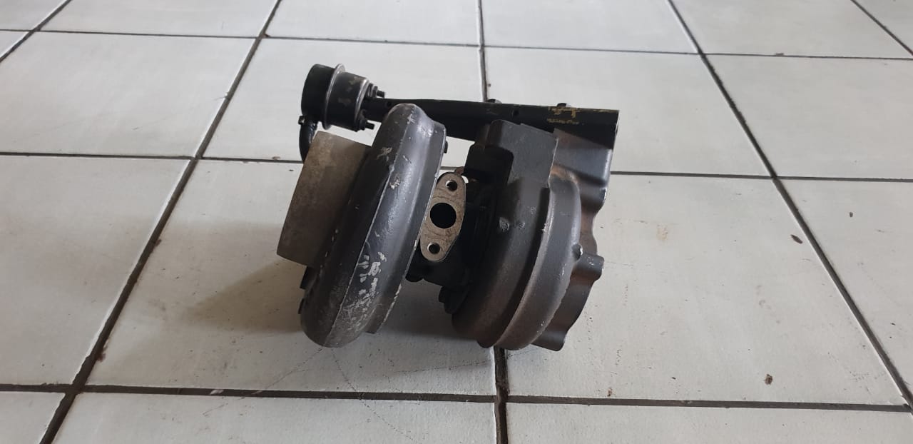 Holset HX35W Turbocharger 4042737 - Image 4