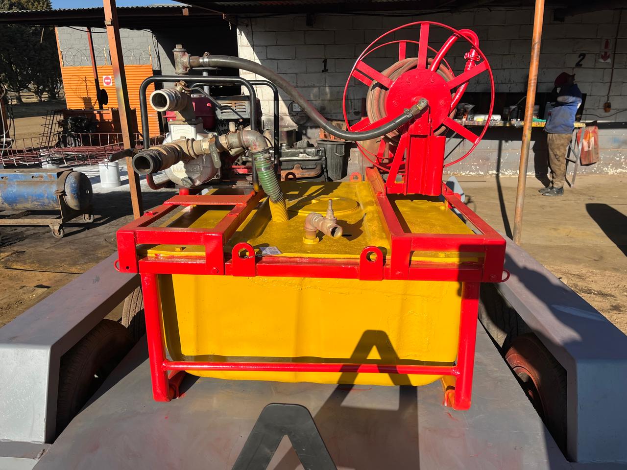 Fire Fighter Bakkie Sakkie Vuurspuit - Image 4