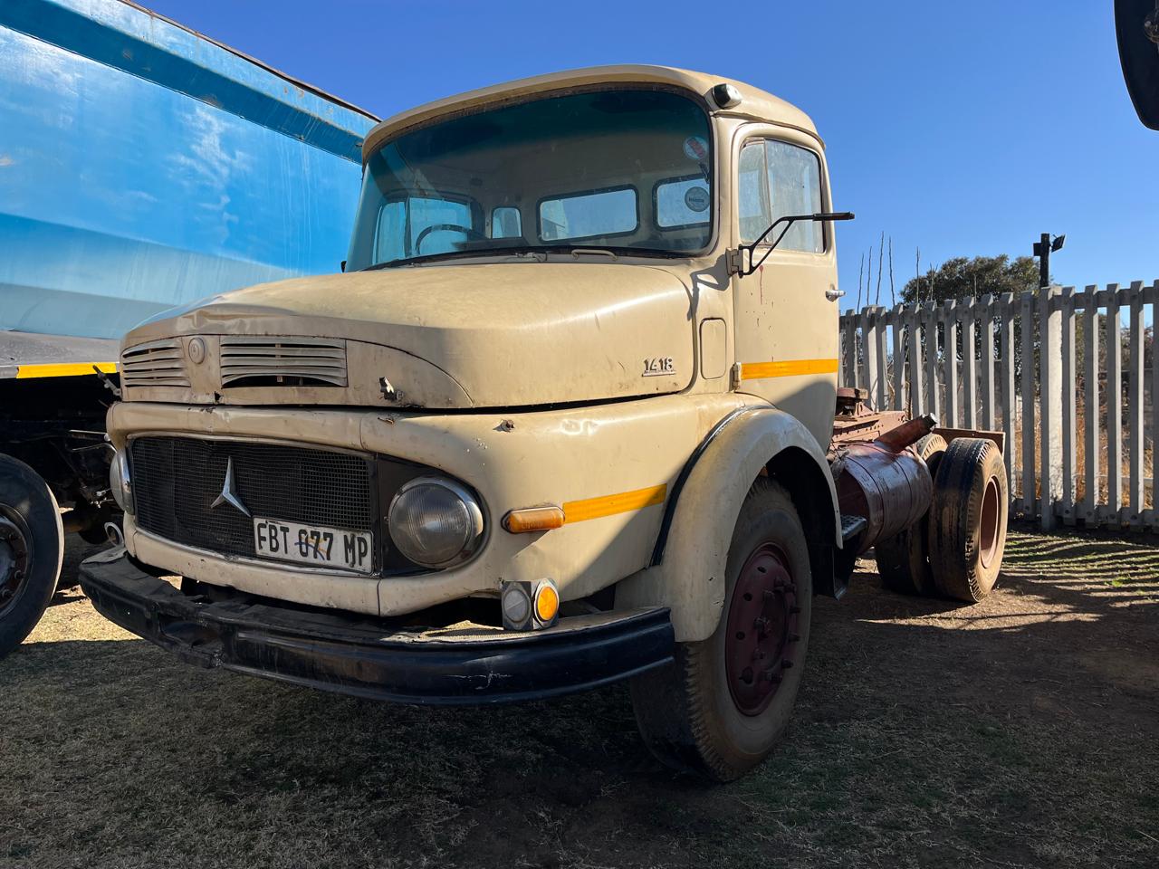 Mercedes Benz 1418 Horse Truck Tractor - Image 2